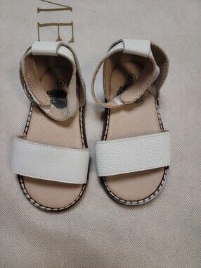 NEW Your Tay White Sandals 6c